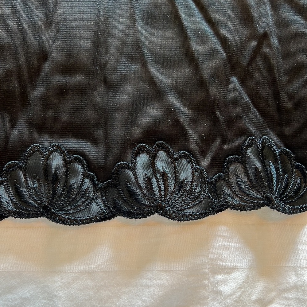 Beautiful Vintage Vanity Fair Black Slip Size 34 Small EUC - Picture 5 of 8